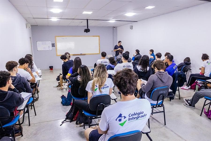 Sala de aula climatizada com equipamentos multimídia